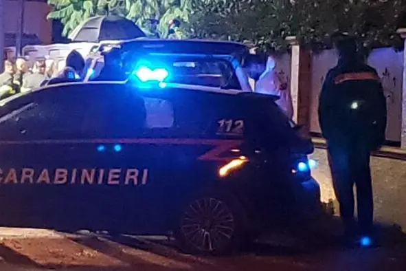 I carabinieri a Marina di Leporano (Taranto), dove ieri sera Silvana La Rocca, insegnante in pensione di 73 anni, e' stata trovata morta nel giardino della sua abitazione, 15 novembre 2024. Sul corpo sono state trovate alcune ferite, procurate probabilmente con un'arma da taglio. ANSA/ ANGELO INGENITO