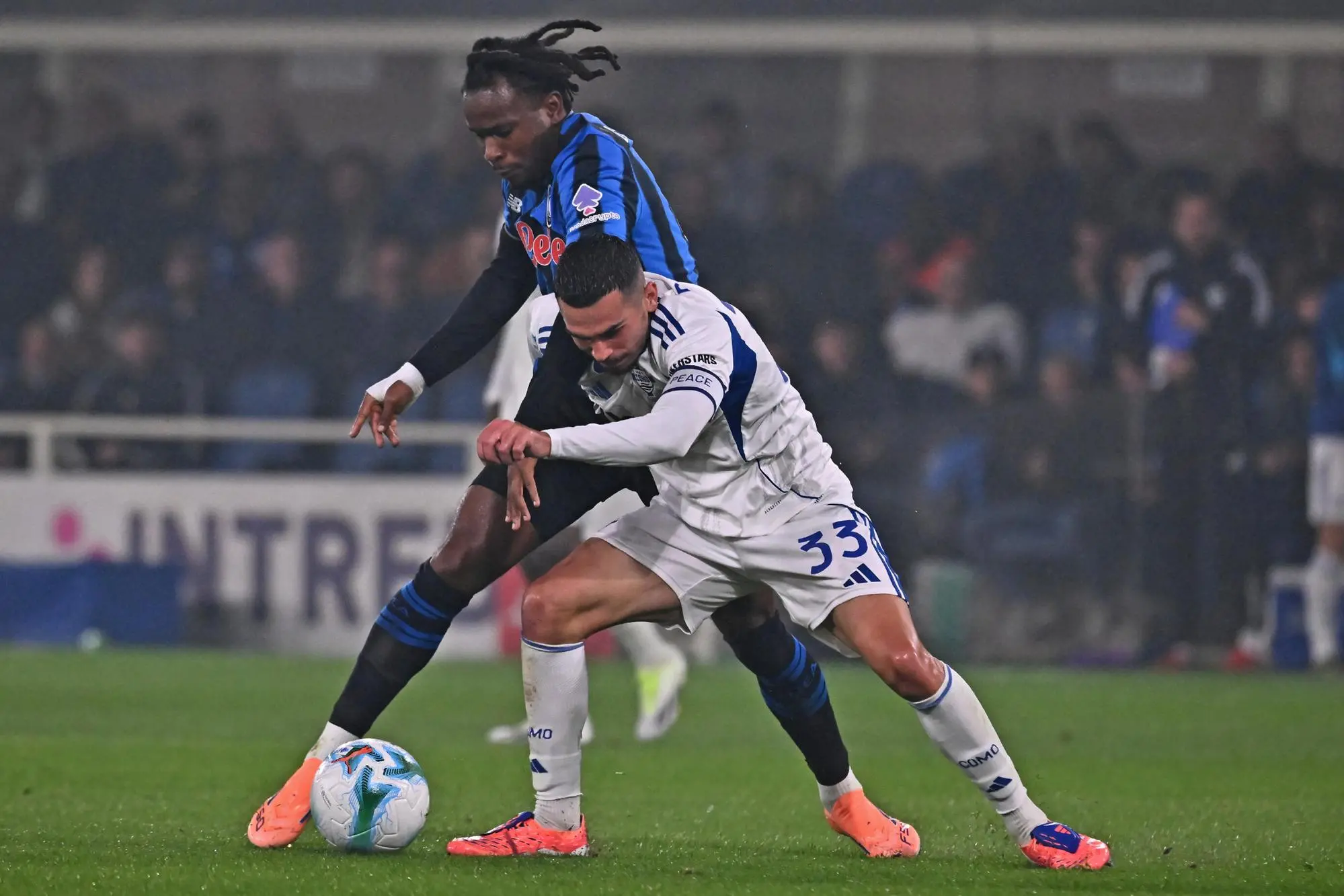 Atalanta's Ademola Lookman and Como’s Lucas da Cunha during the Italian Serie A soccer match Atalanta BC vs Como 1907 at the New Balance Arena in Bergamo, Italy, 4 October 2025. ANSA/MICHELE MARAVIGLIA