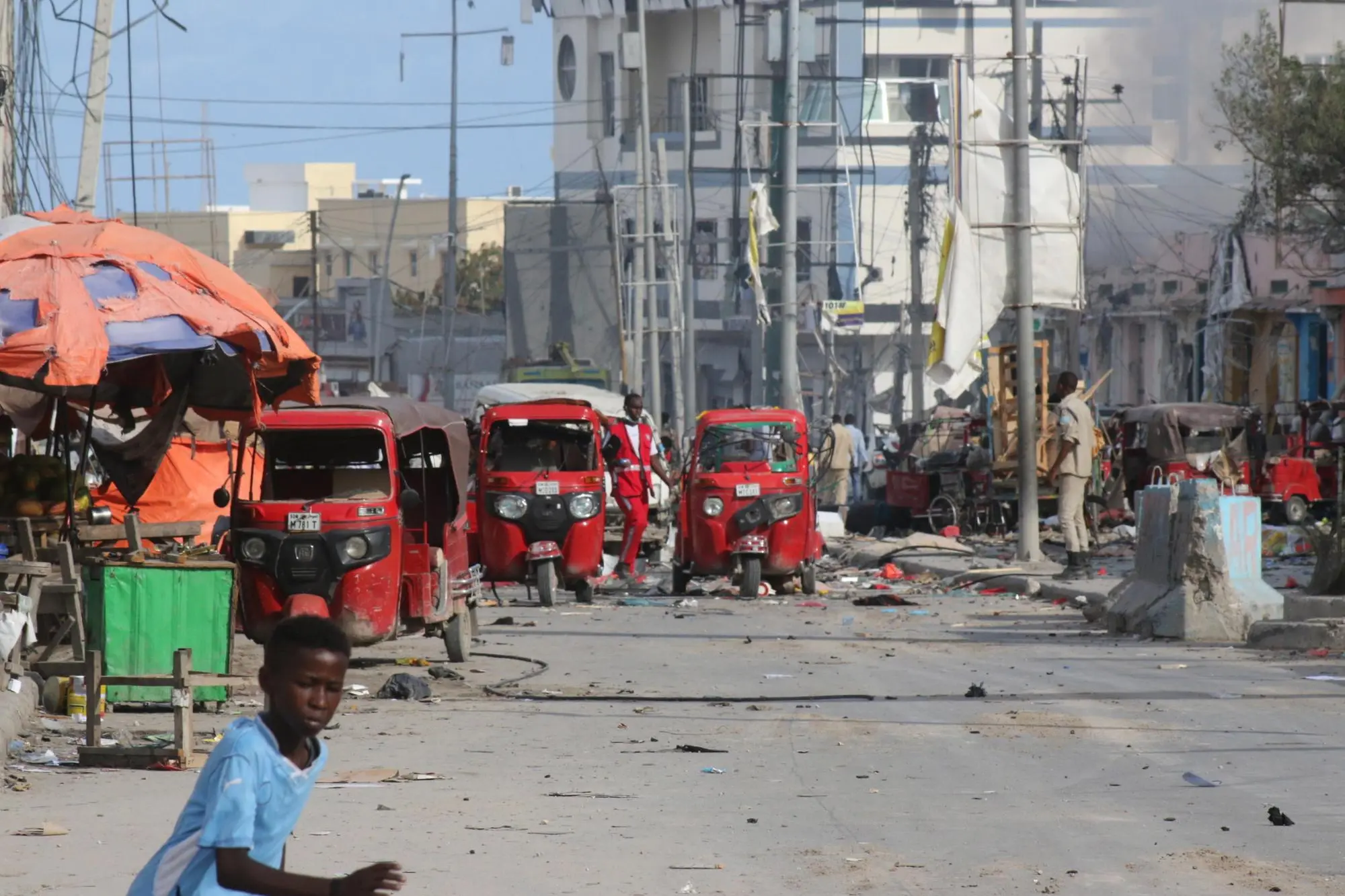 Il luogo dell'attentato a Mogadiscio (Ansa - Epa)