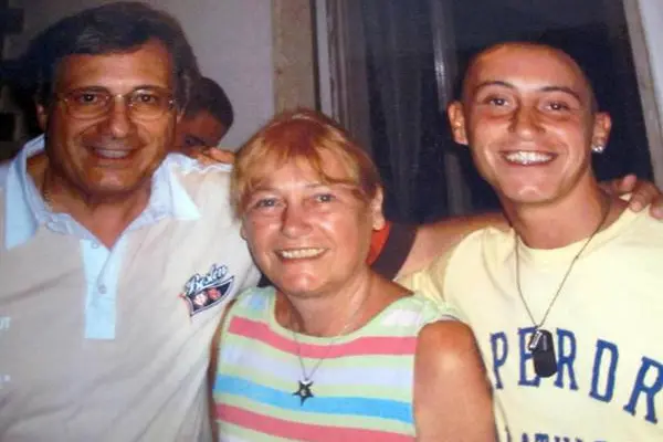 Rita Calore con il marito Giovanni e il figlio Stefano (foto via Ansa)