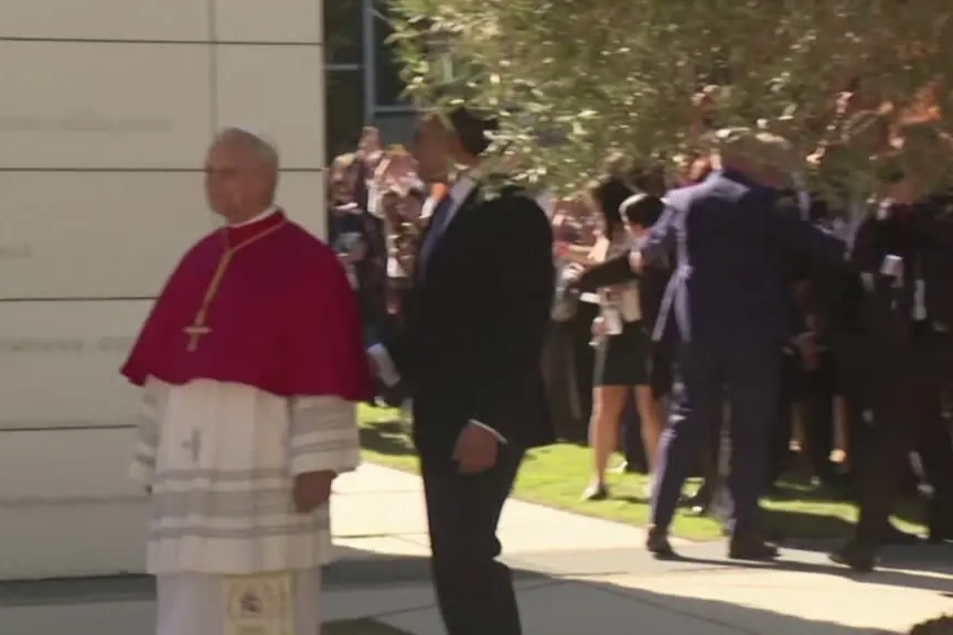 Il Papa alla sede dell'Unesco innaffia l'ulivo della pace