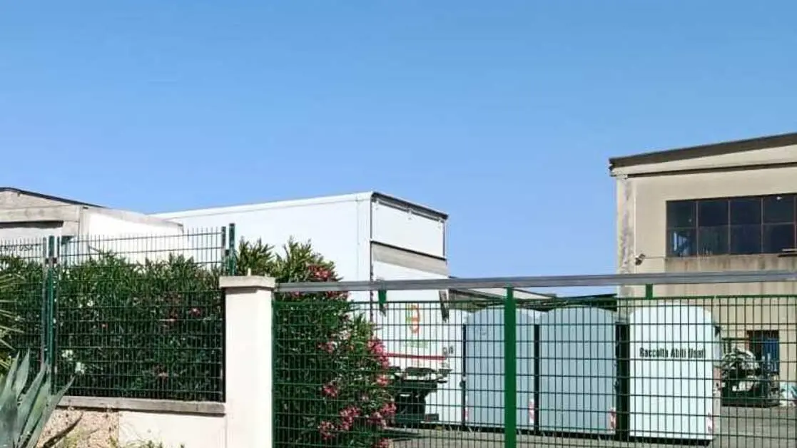 Lavoratori e rappresentanti in consiglio comunale a Iglesias discutono la situazione dell'azienda Ecotessile