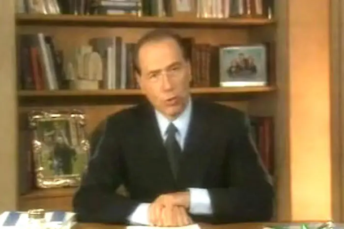 Con il terremoto politico causato dall'inchiesta Silvio Berlusconi scende in campo