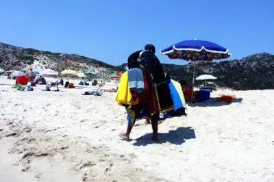 Un ambulante in spiaggia - foto d'archivio