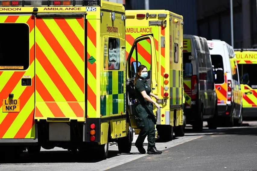 Ambulanze davanti al Royal London Hospital (Ansa)