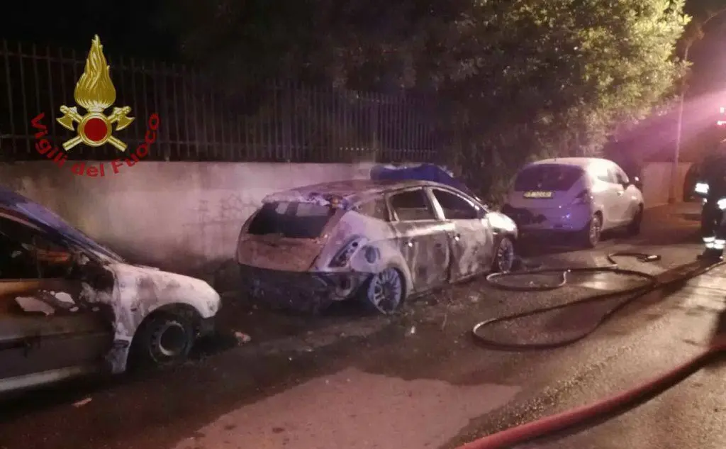 Al lavoro i vigili del fuoco