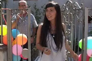 Rossella davanti alla sua casa