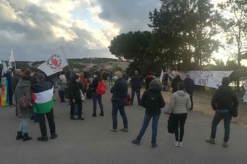 I partecipanti alla manifestazione di Capo Frasca (foto L'Unione Sarda - Tellini)