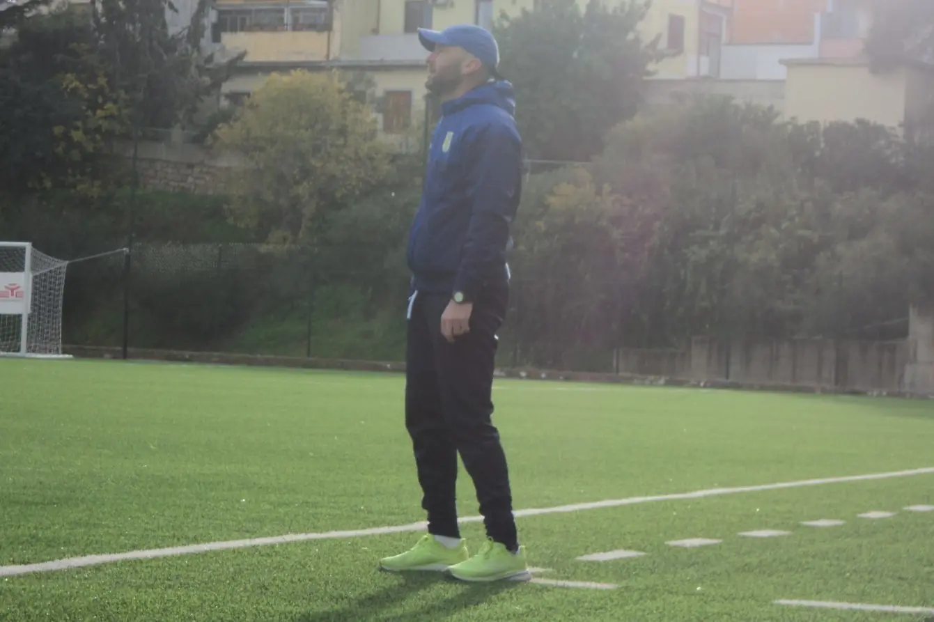 Alberto Piras in panchina con la Villacidrese (foto Prinzis)