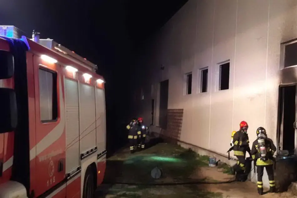 L'incendio nel capannone di Siniscola (foto Vigili del fuoco)