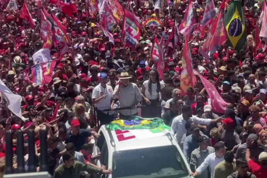 Brasile, Lula in piazza dopo la sconfitta al primo turno delle elezioni