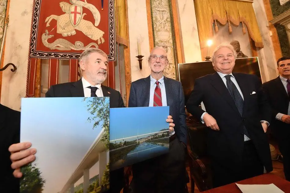 Il sindaco di Genova Bucci mostra i progetti del nuovo ponte (Ansa)