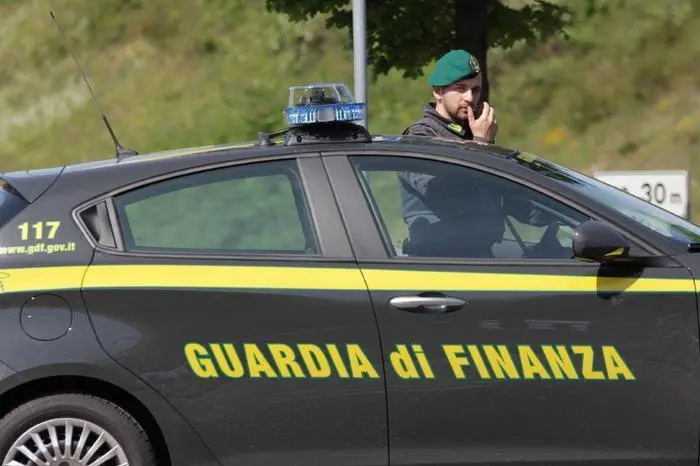 Guardia di finanza (Ansa)