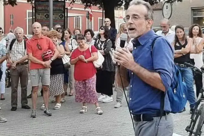 Il maestro durante una manifestazione in suo sostegno a Cagliari
