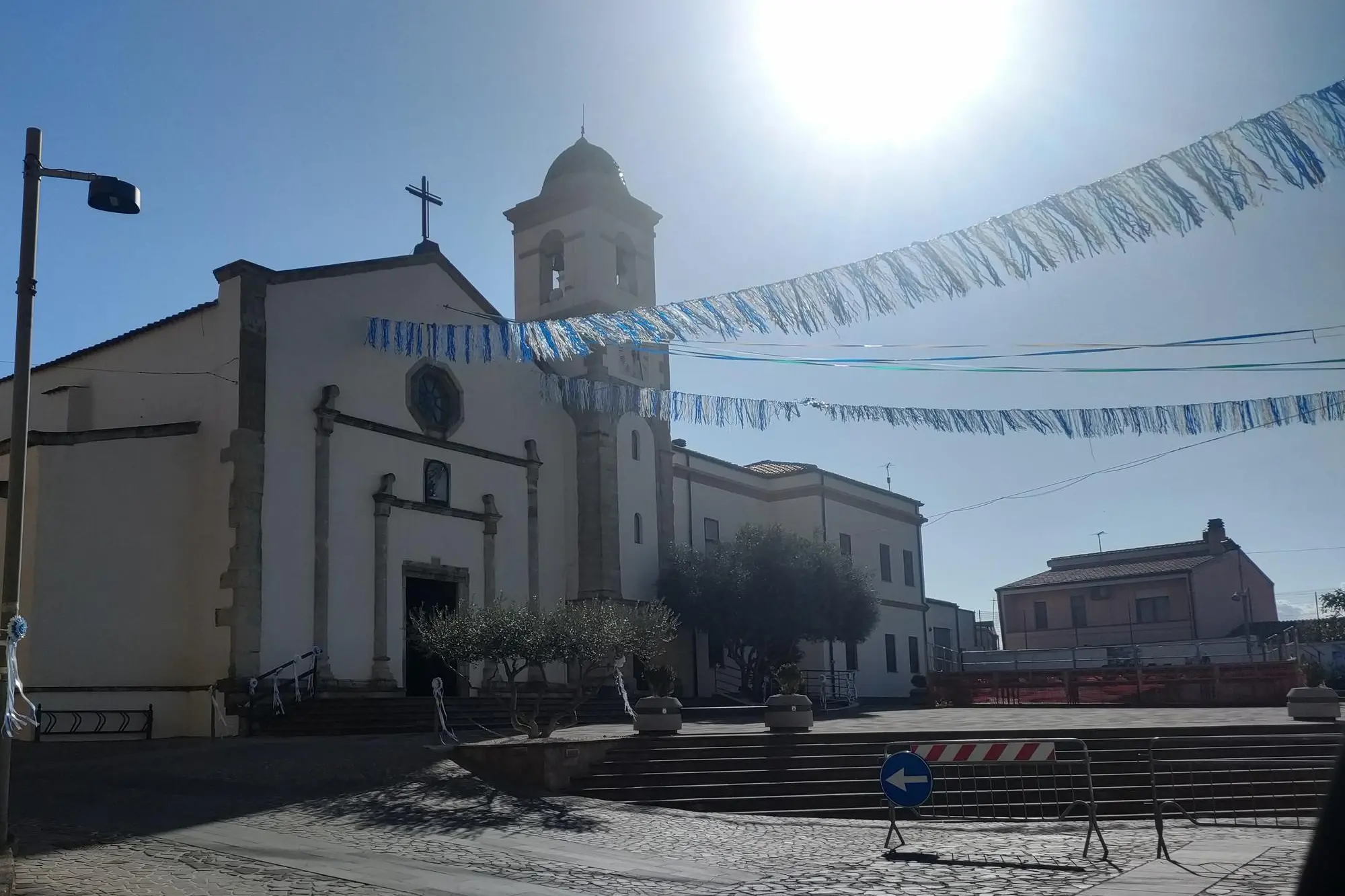 Il piazzale della Chiesa di Marrubiu (foto di Giacomo Pala)