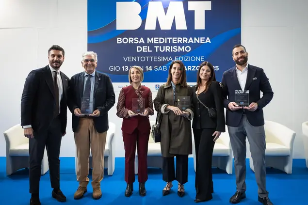 Antonella Viglietti, terza da sx, col premio per la Camera di Commercio di Sassari