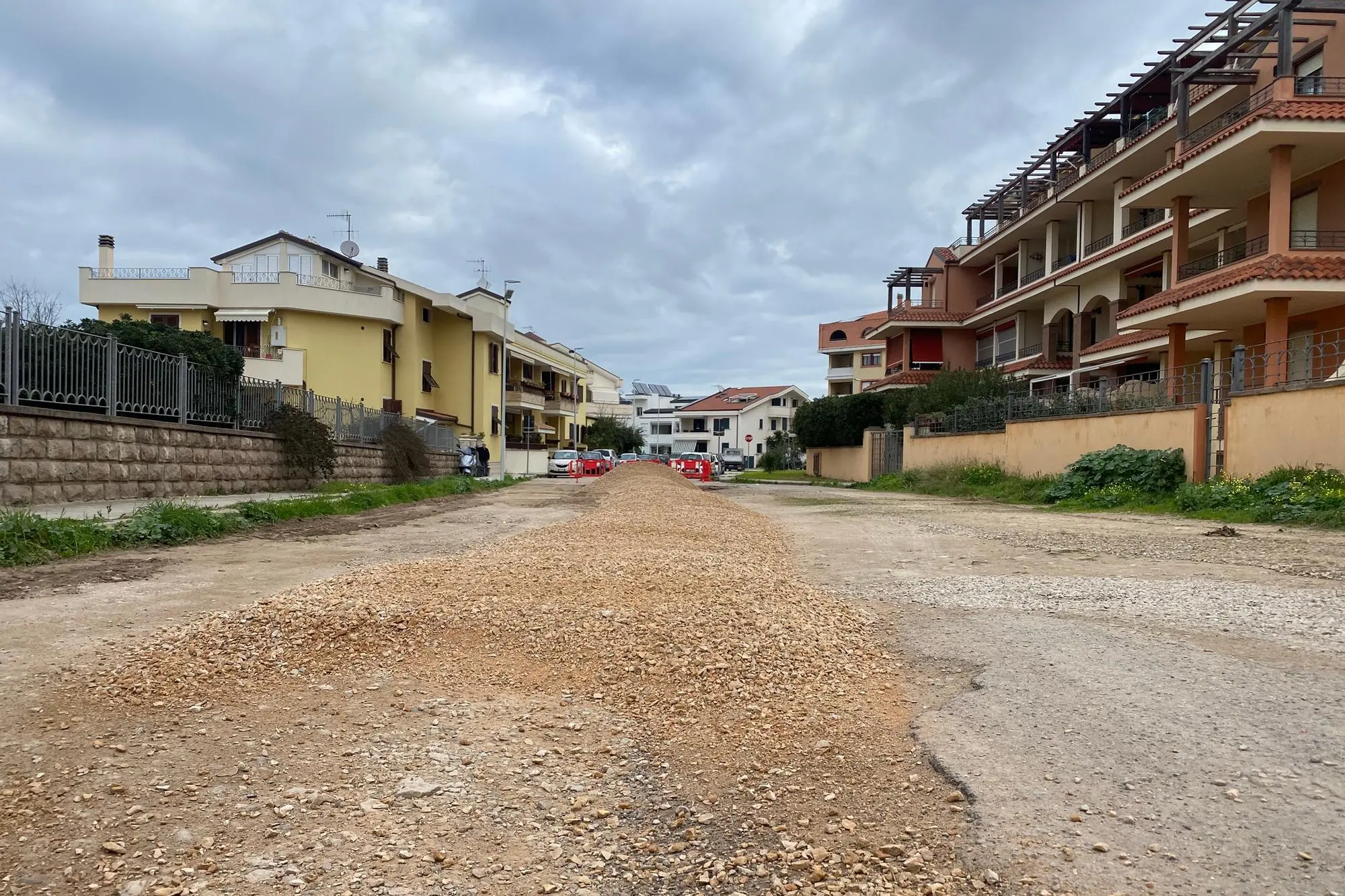 Strada dissestata in via Fratelli Accardo Artigiani (foto Fiori)