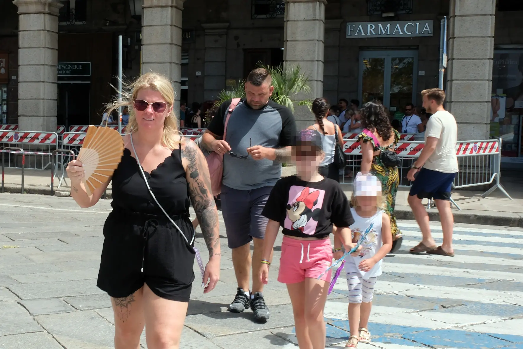 Turisti accaldati in via Roma a Cagliari (Ungari)