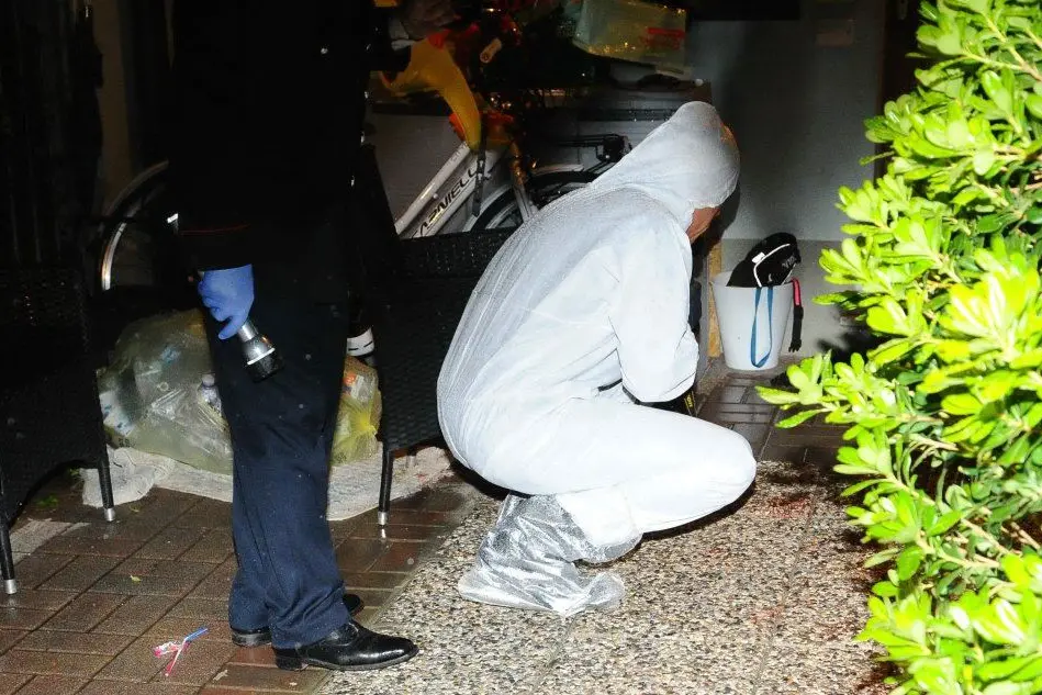 La polizia scientifica intervenuta nell'abitazione della vittima