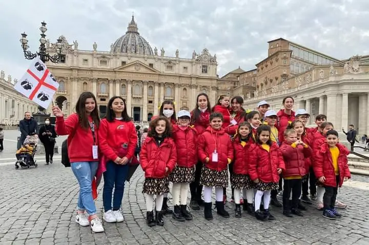 Bimbi sardi all'Angelus con la bandiera dei Quattro Mori (foto concessa e autorizzata)