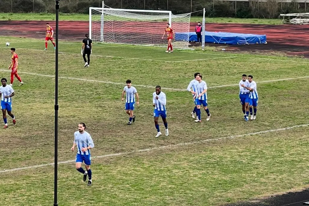 Il Santa Teresa festeggia il gol all'Atletico Uri (foto Gabriele Demuro)