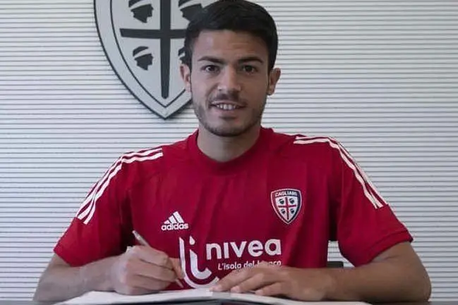 Andrea Carboni firma il rinnovo (Foto Cagliari Calcio)