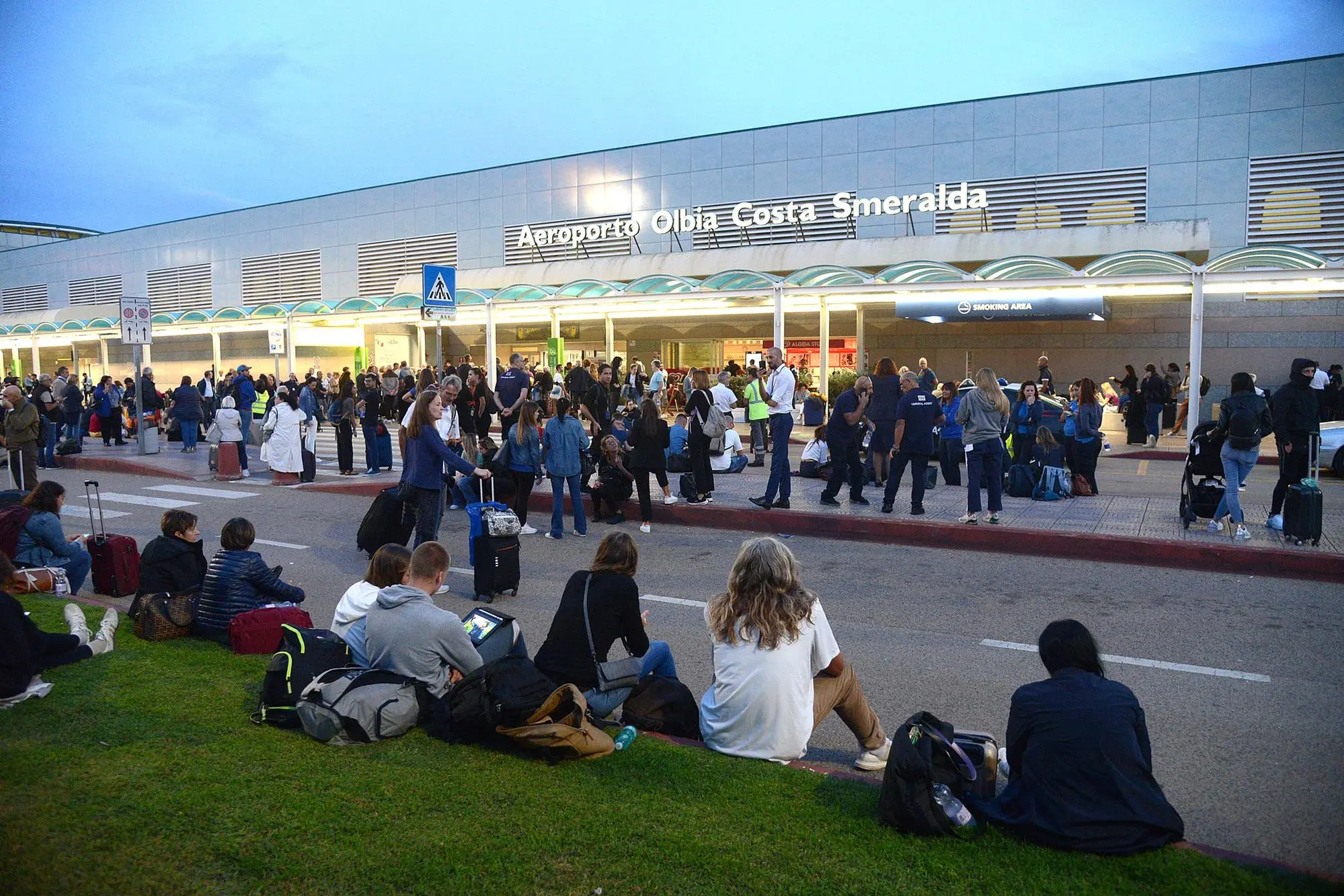 L'aeroporto di Olbia durante l'evacuazione (foto Satta)