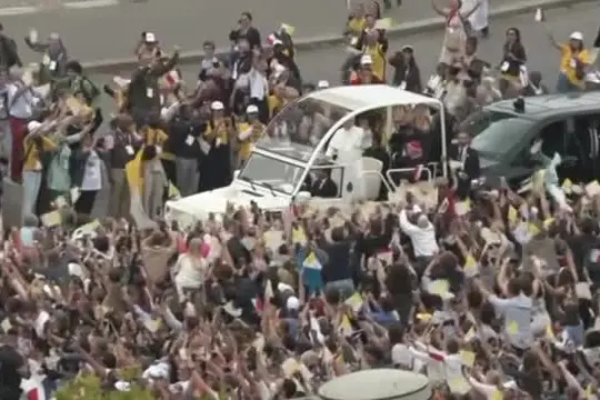 Leone XIV sugli Champs-Elysées con la papamobile