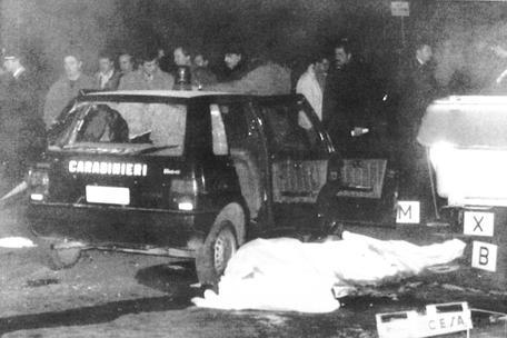 Un'immagine dal\u00A0luogo dell'attentato di Bologna dove persero la vita i tre carabinieri (foto Ansa)