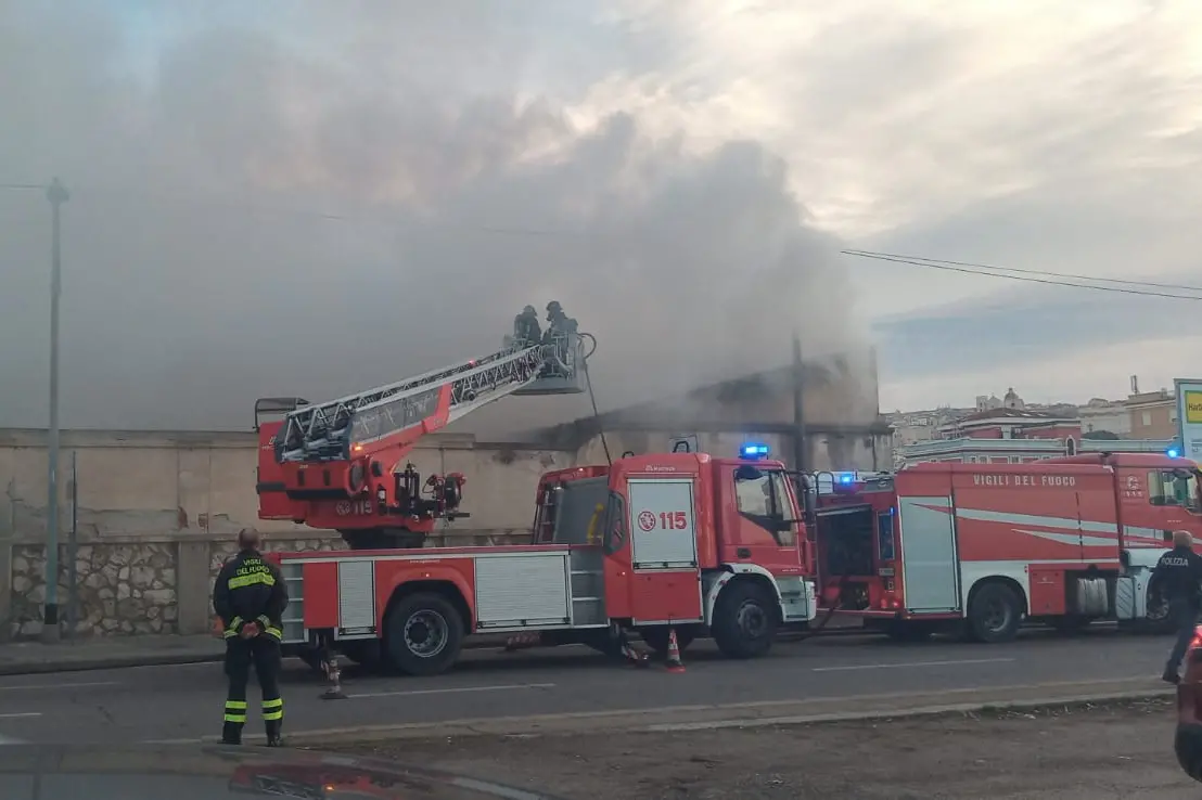 L'intervento dei vigili del fuoco  (L'Unione Sarda)