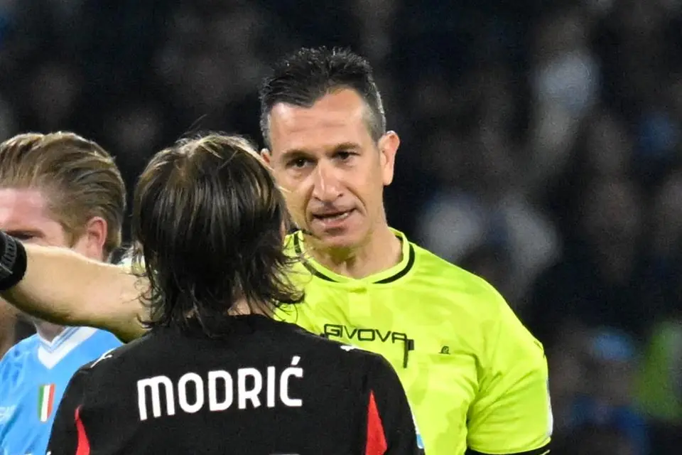 L'arbitro Daniele Doveri con Luka Modrić in Napoli-Milan di Serie A (foto Ansa)