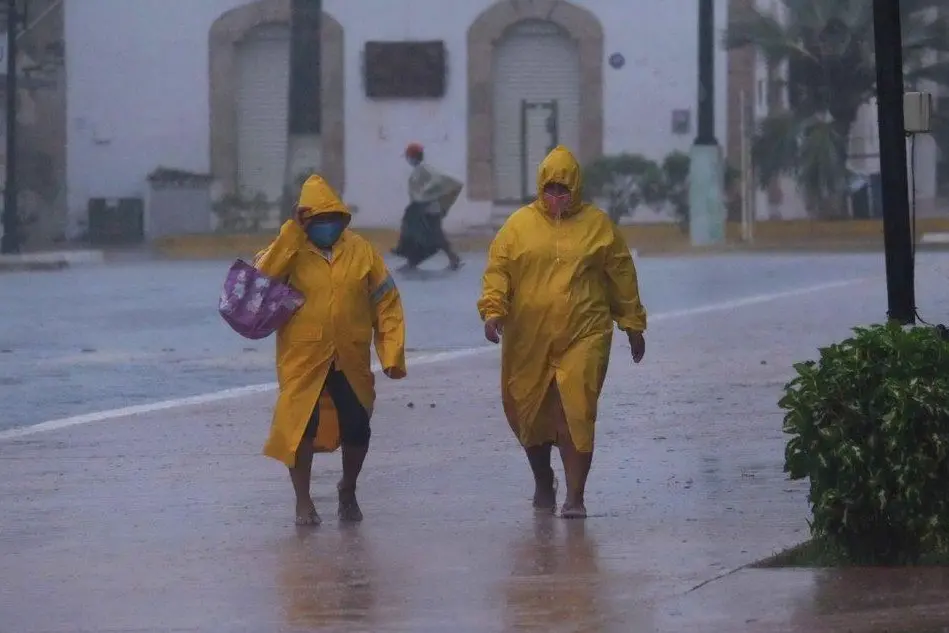 Piogge torrenziali, raffiche di vento e strade allagate dal passaggio dell'uragano Delta