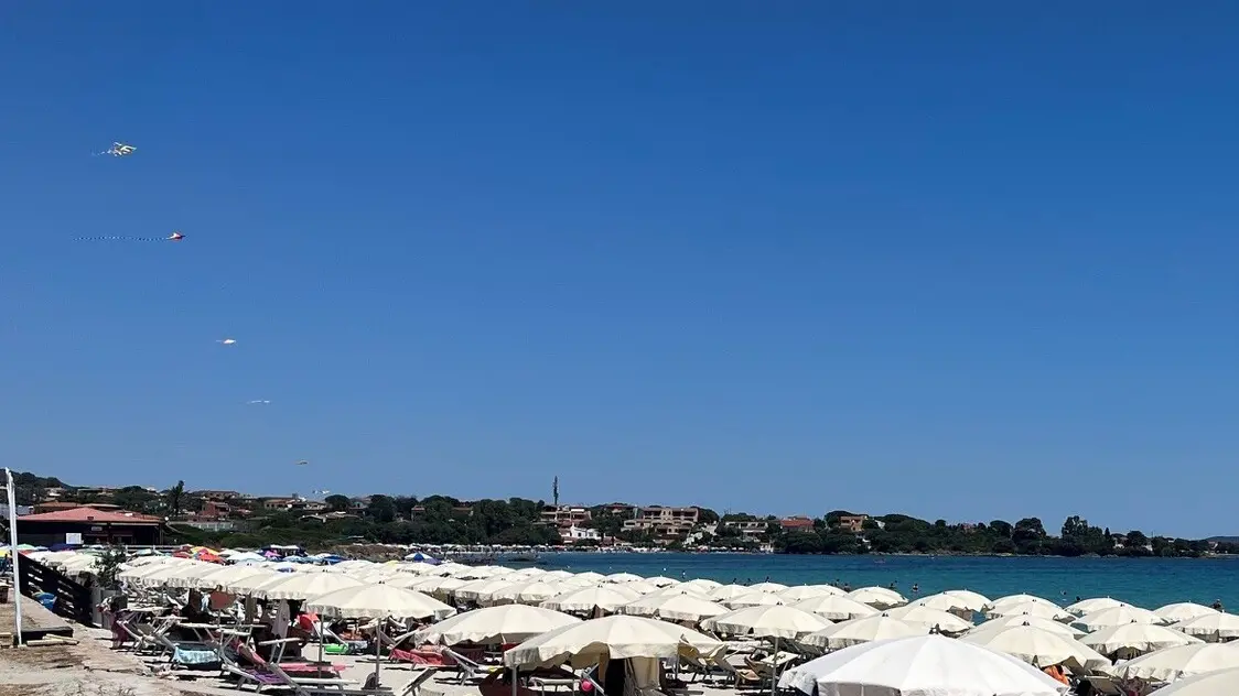 Ombrelloni e lettini abusivi occupano la spiaggia, tensione tra bagnanti e autorità
