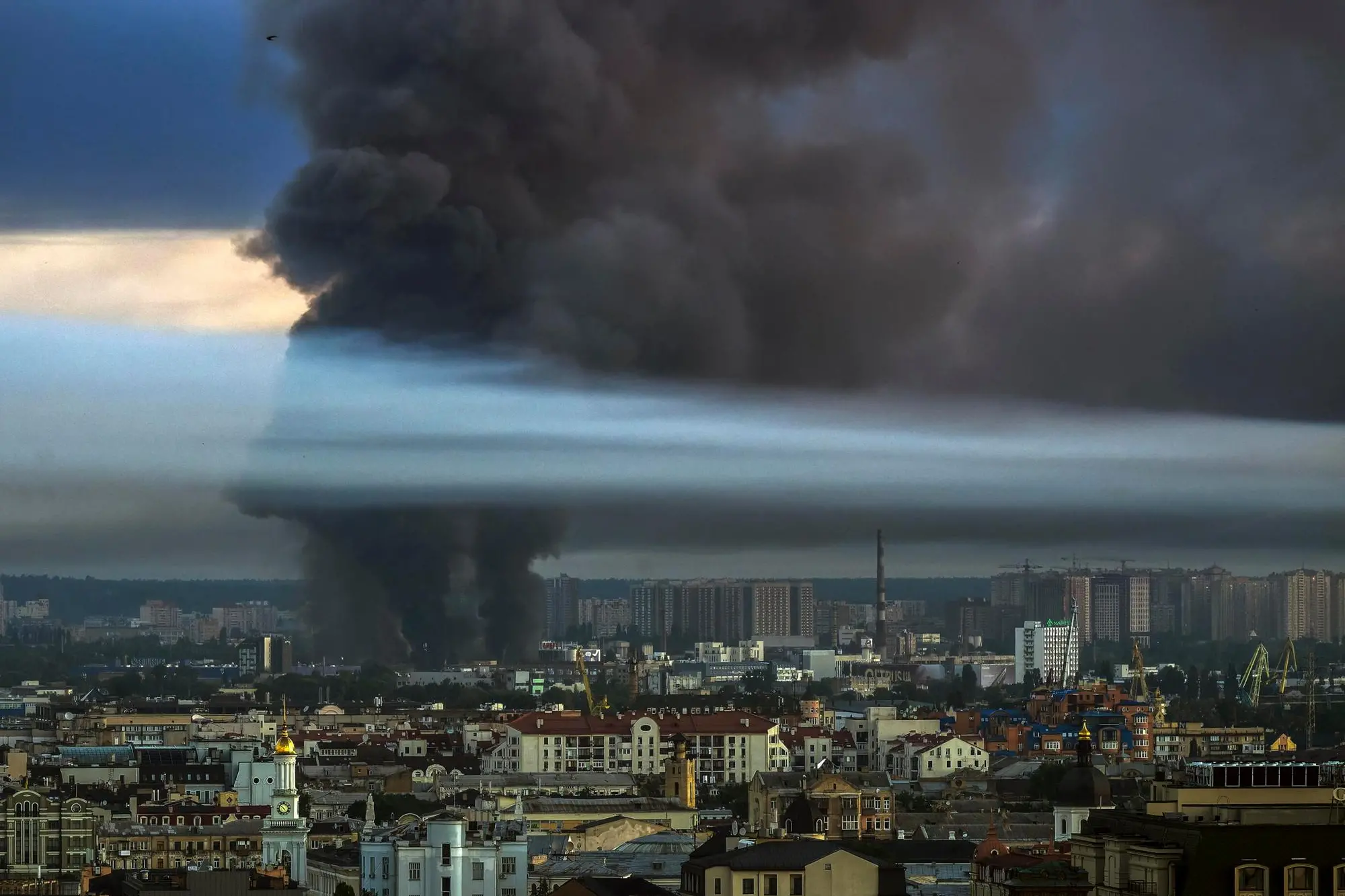 Densa nube di fumo a Kiev dopo gli attacchi russi (foto Ansa/Epa)