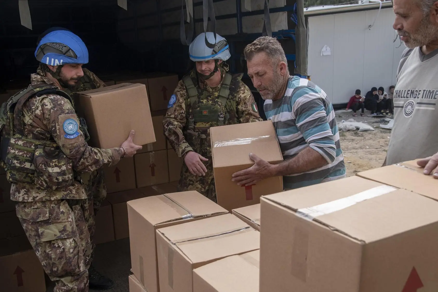 La consegna degli aiuti umanitari (Foto: Unifil)