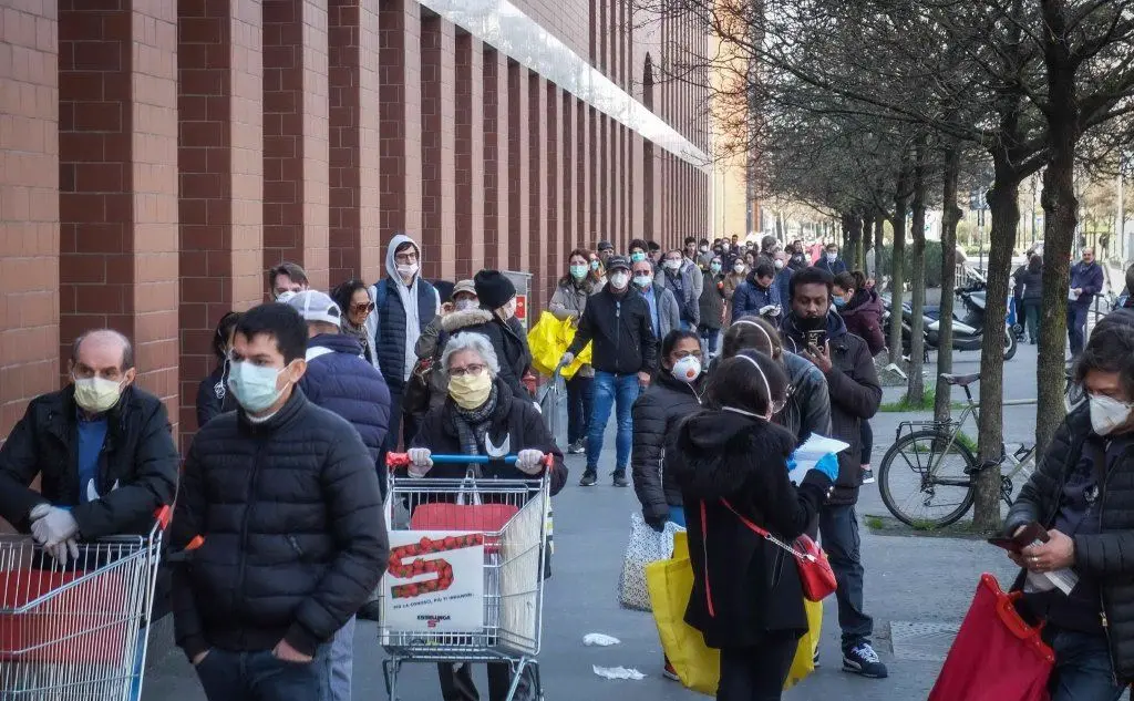 Milano, fila davanti al supermercato (Ansa-Corner)