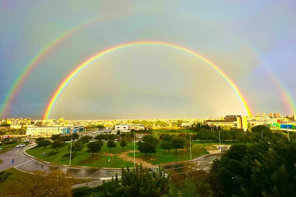 Il doppio arcobaleno comparso nel pomeriggio a Cagliari (L'Unione Sarda)