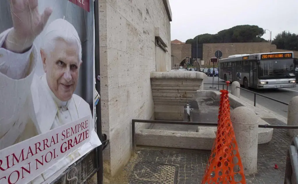 Il poster apparso il giorno dopo le sue dimissioni (Ansa)