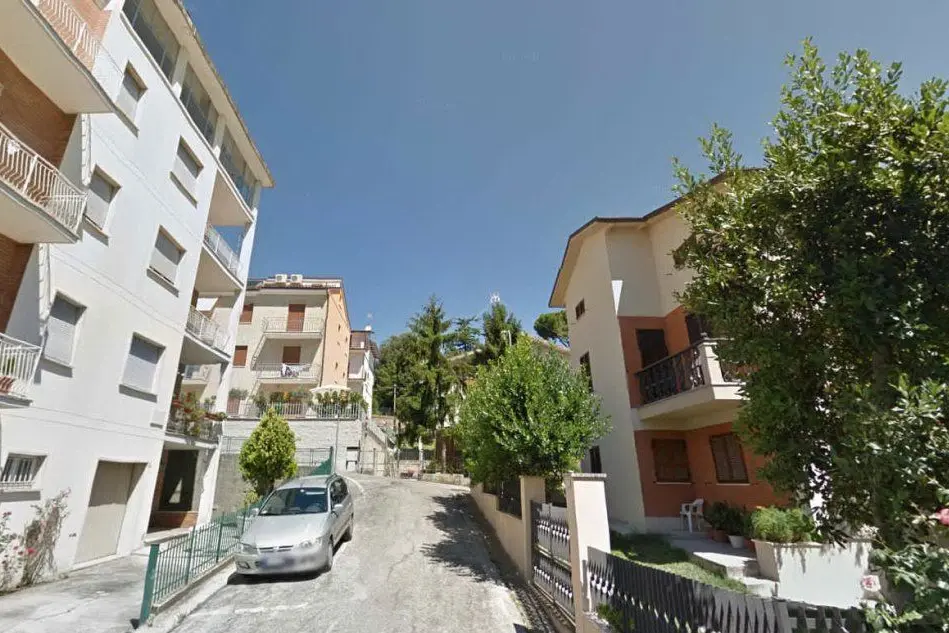 La tragedia è avvenuta in via Sapri a Fermo (foto Google Maps)
