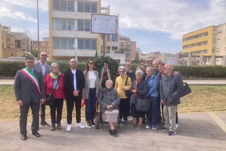 I parenti delle vittime col sindaco Mulas (foto Pala)