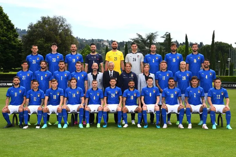 Foto di gruppo per la Nazionale di Mancini prima dell'Europeo (Ansa)