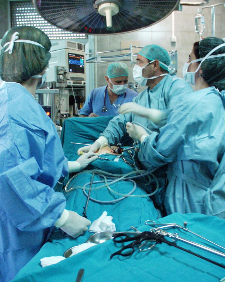Un'operazione chirurgica (foto archivio L'Unione Sarda)