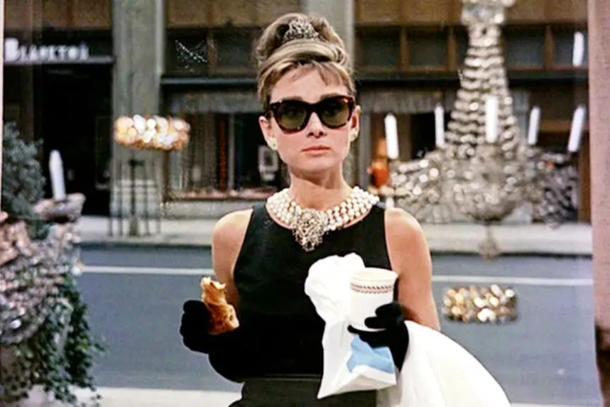 Audrey Hepburn nella scena iniziale di “Colazione da Tiffany” (Archivio US)
