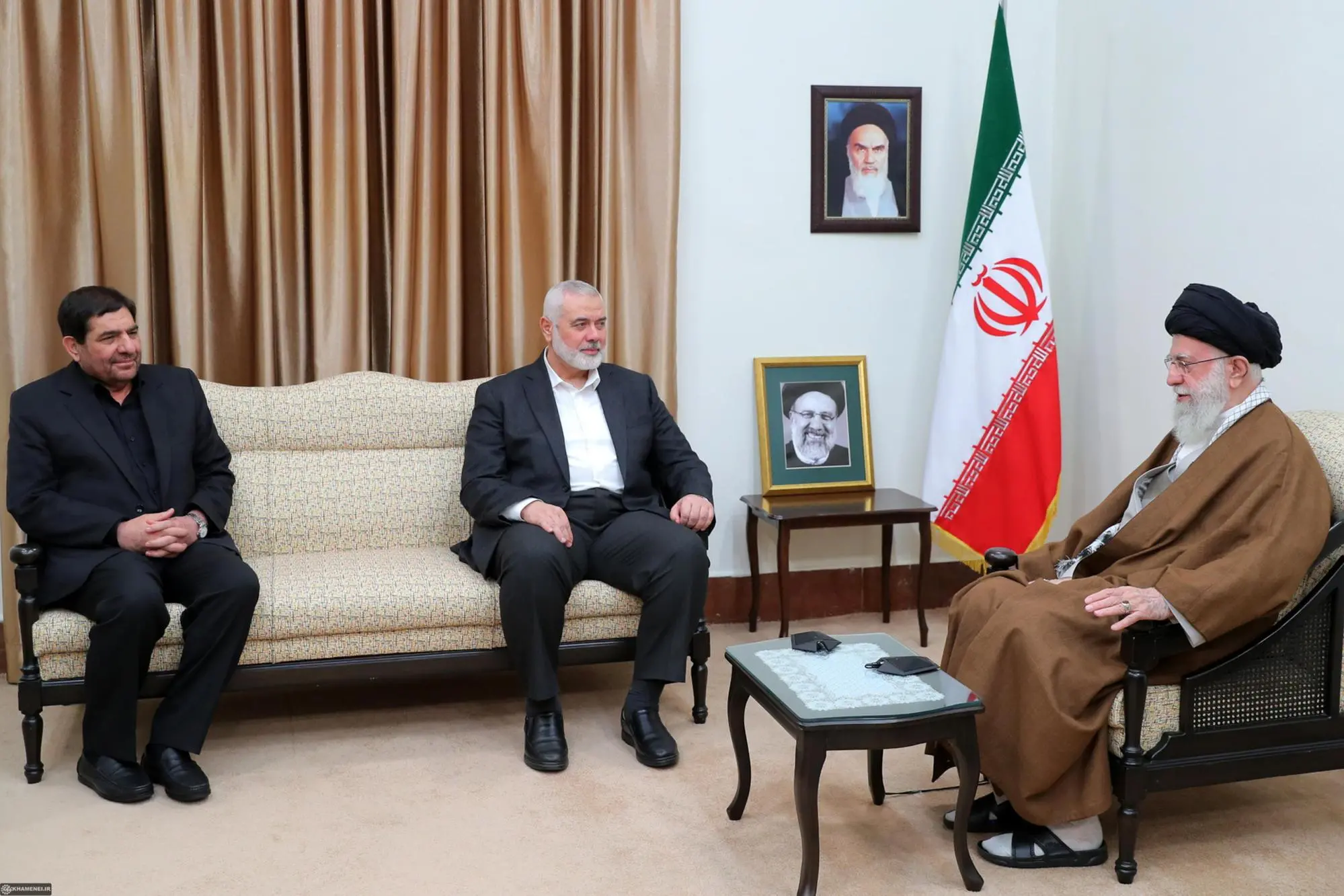 L'incontro tra Ali Khamenei e il leader di Hamas Ismaeil Haniyeh (Ansa-Epa)