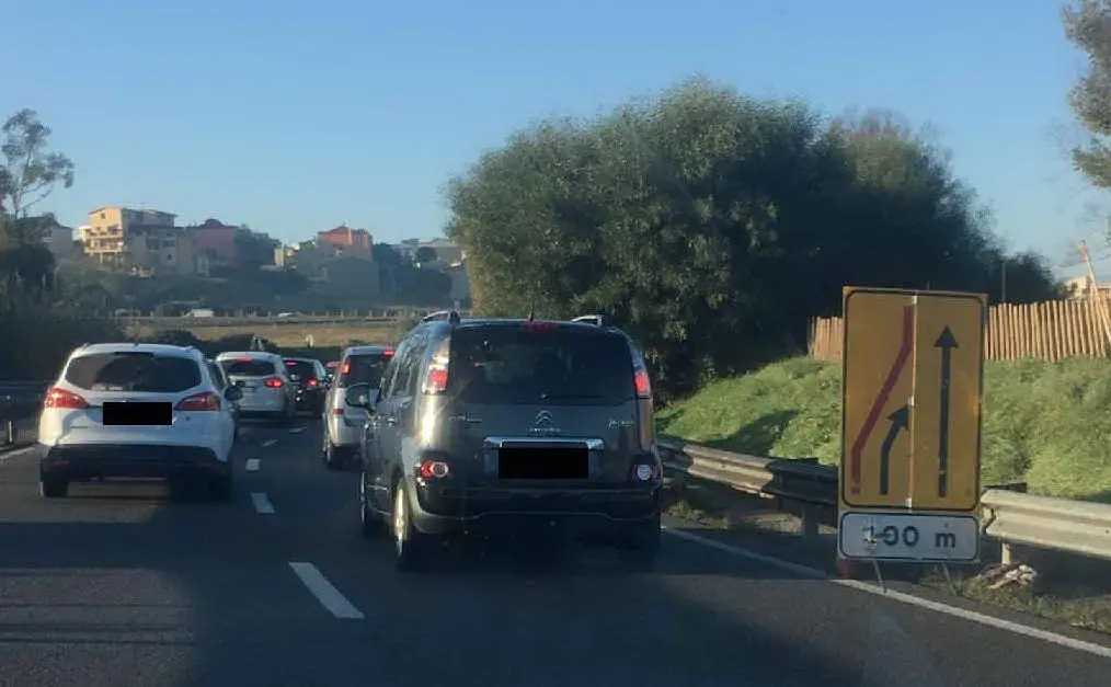Problemi ulteriori al traffico a causa dei lavori sull'asse mediano (foto Antonio Serreli)