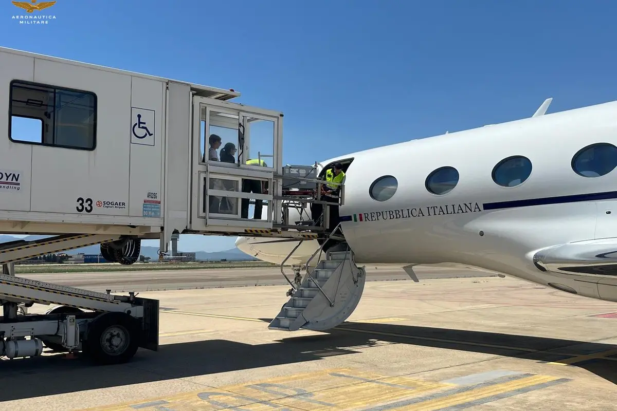 Il trasbordo sul Gulfstream (Foto: Aeronautica militare)