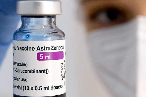 Vaccini, scoperta la causa dei coaguli con AstraZeneca