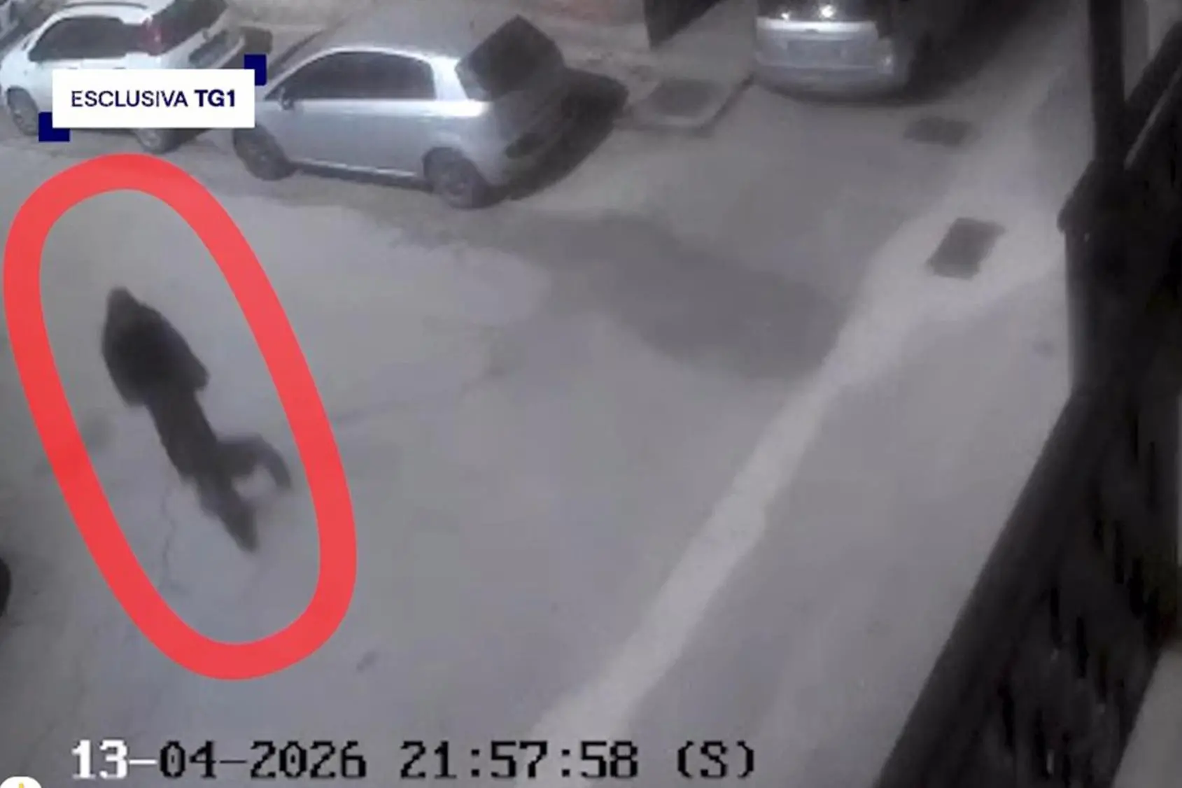 Nel frame tratto dal Tg1 l'uomo in bici che a Foggia potrebbe aver ucciso il personal trainer Dino Carta, 15 Aprile 2026. ANSA/RAI TG1