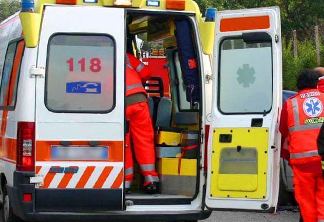 Dodicenne precipita dalle scale