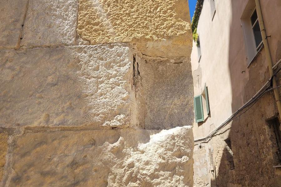 Sassari, un pezzo di tufo crolla dalla cattedrale di San Nicola